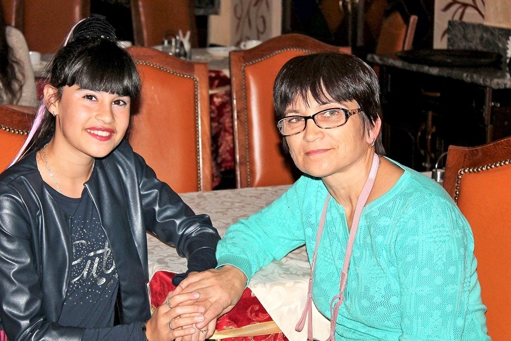 Диана Анкудинова с приемной мамой.