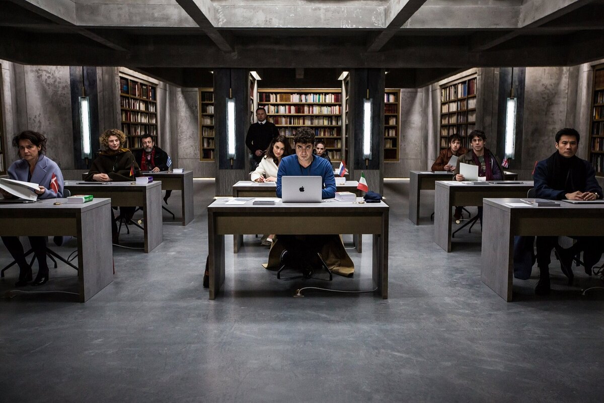 Странно, почему этих бедолаг заодно цепями к столам не приковали. Явная недоработка. 