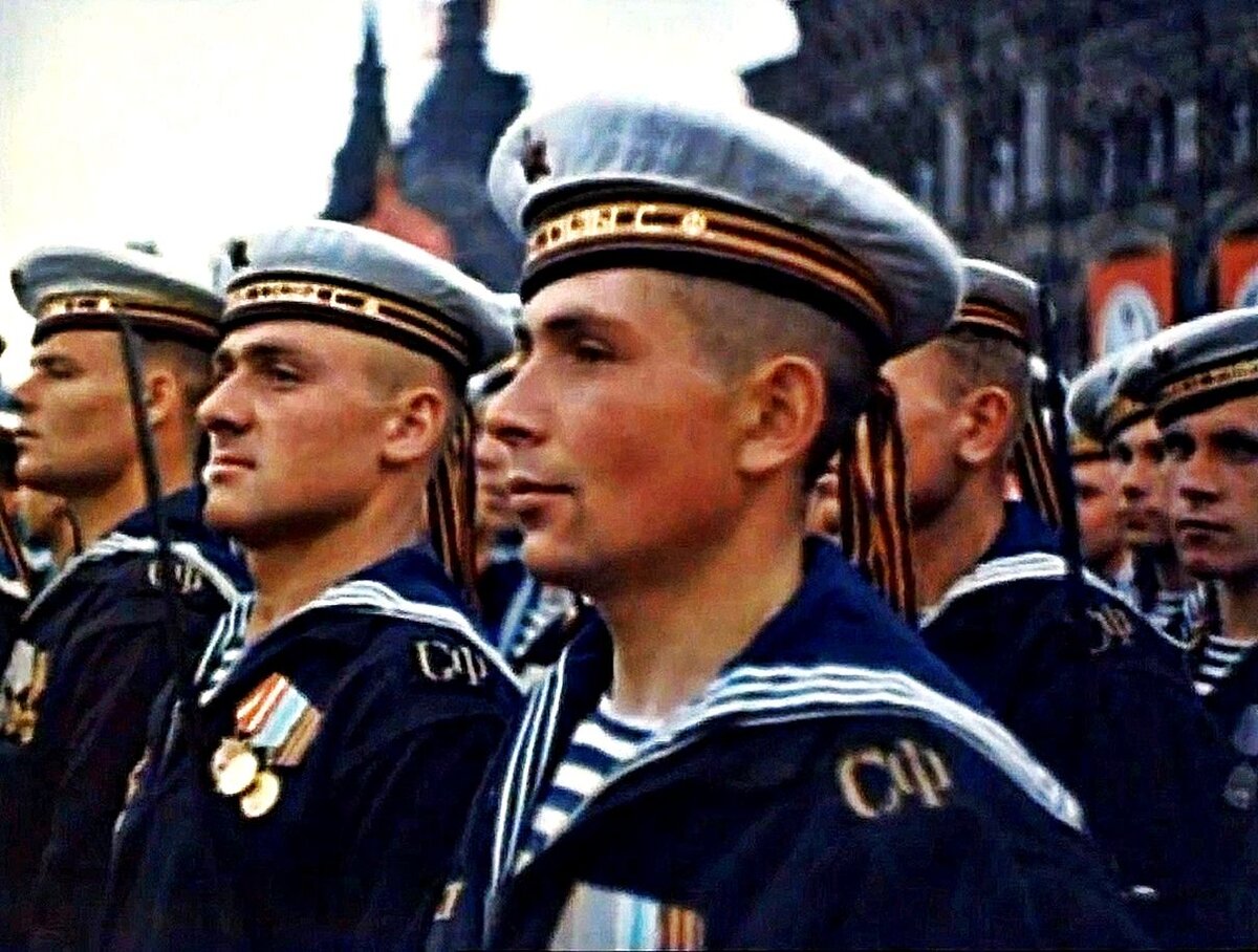 Советские моряки на Параде Победы https://i.pinimg.com/originals/ff/15/70/ff15709348e3854d457419c3481e7a5d.jpg