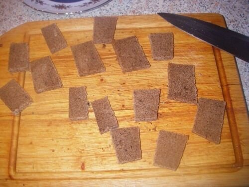     Для начала его нужно нарезать. Как именно – пусть подскажет вам ваша фантазия. Это можно сделать треугольниками, ромбами, кружочками, квадратами. Только не слишком крупно и не слишком мелко. Помните, вам предстоит на эти кусочки накладывать остальные ингредиенты и прокалывать потом шпажкой. Готовые кусочки поместим на сковороду с разогретым маслом и обжарим с двух сторон. Как долго обжаривать? Лучше, чтобы сверху образовалась аппетитная корочка, а внутри куски остались мягкими.   