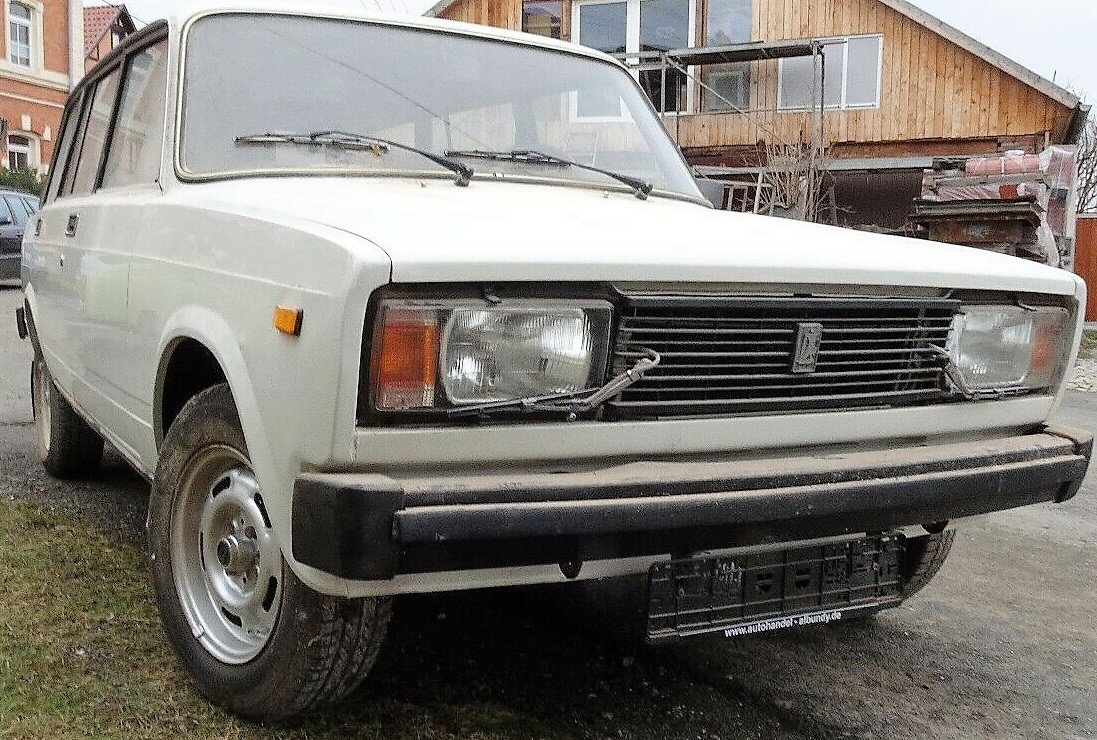 Четверка СССР ВАЗ 2104 легендарный универсал с щетками для фар и автоматической подачей. Редкий экземпляр для нашего времени.