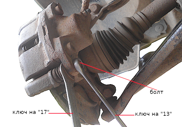 Двумя ключами на "17" отворачиваем нижний болт крепления пальца