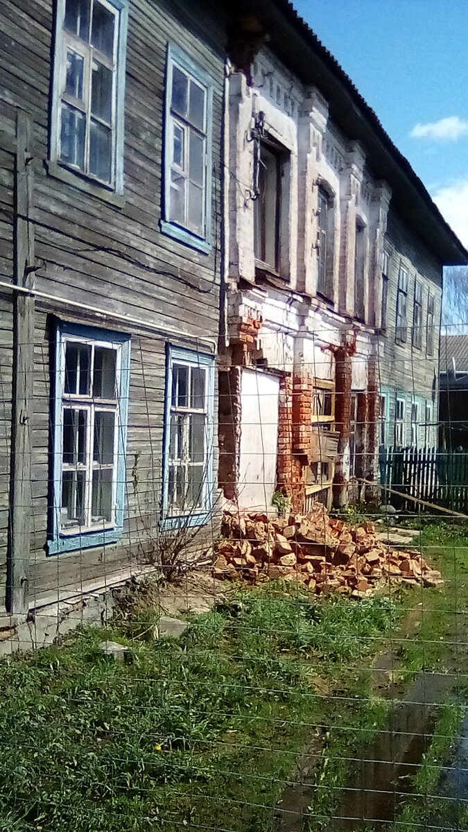 Уютный дворик за сеткой