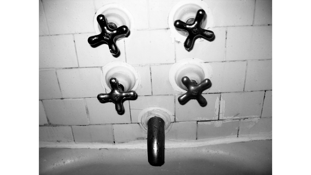 Сантехник может проложить трубы по своему вкусу, нарушив рисунок плитки