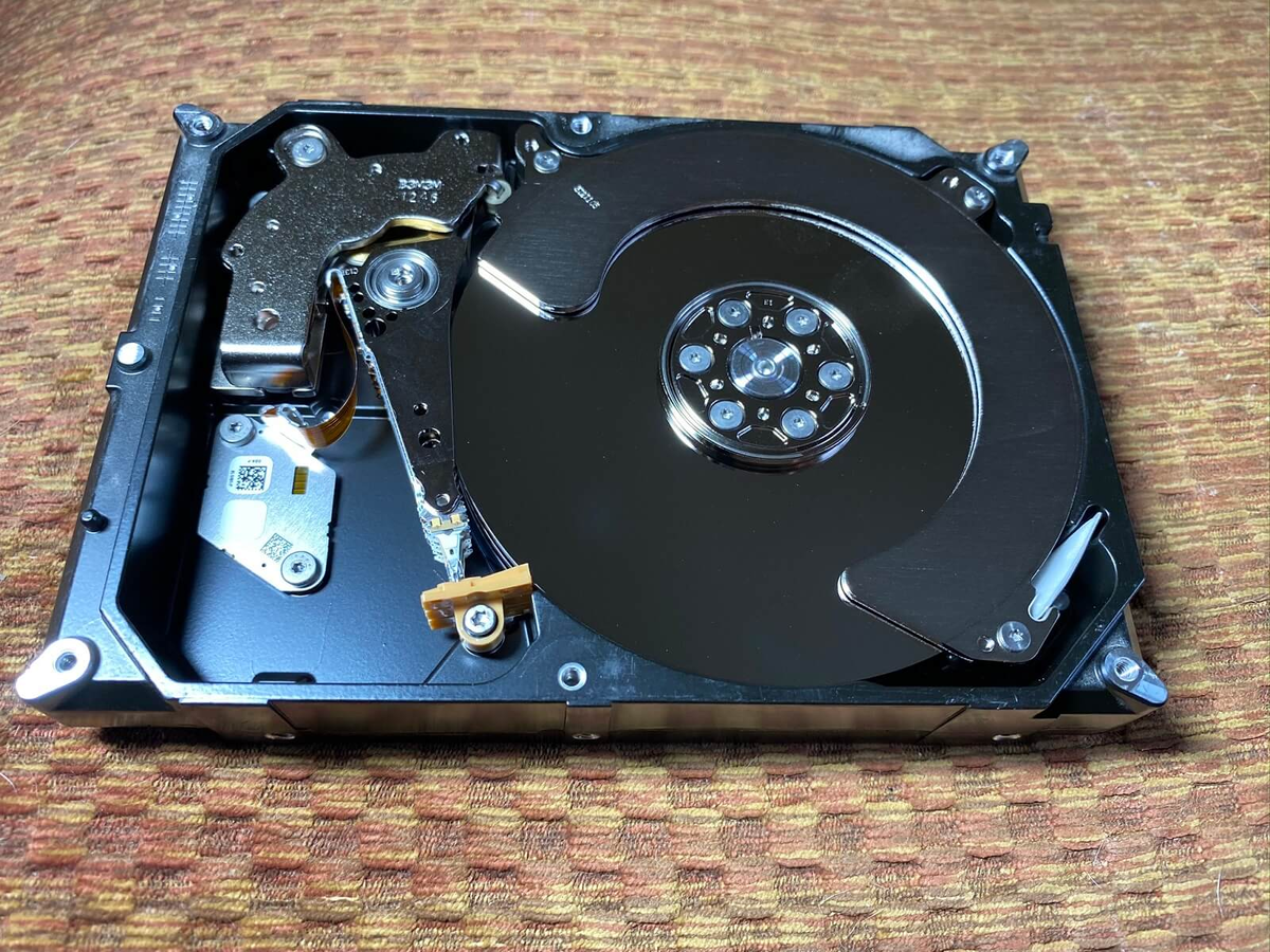 Вал внутри жесткого диска. Жесткий диск. Жесткий диск HDD. Накопитель их жестких дисков. Диск внутри жесткого диска