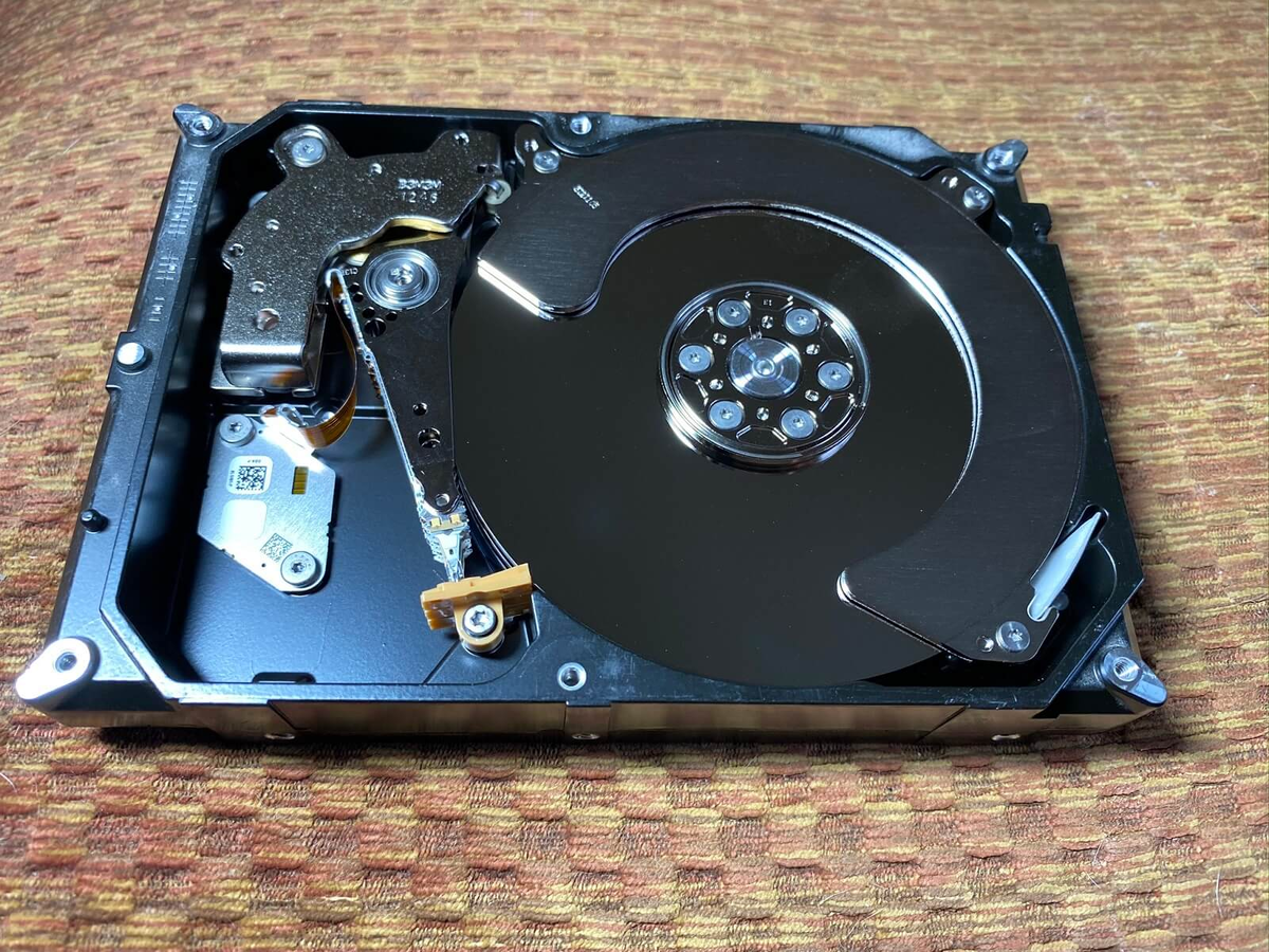 Как сделать жесткий диск вторым. Hdd370. Жесткий диск хдд. Шпиндель жесткий жесткий диск. Винчестер накопитель.