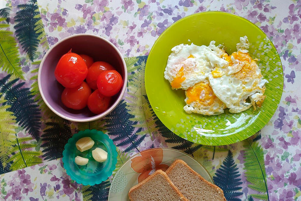 Яичница с помидорами и чесноком