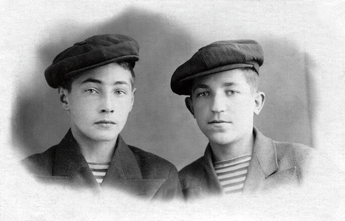 Вячеслав Тихонов (слева) в молодости. Источник: liveinternet.ru