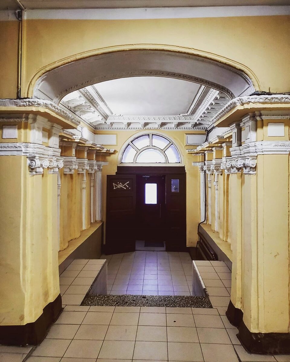 Вестибюль в тёплой парадной