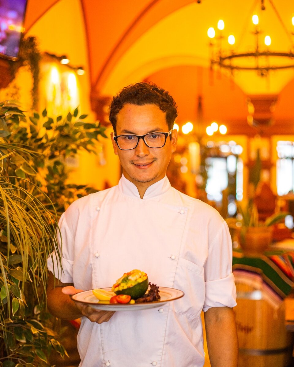 Я шеф повар и эксперт в латиноамериканской кухне.