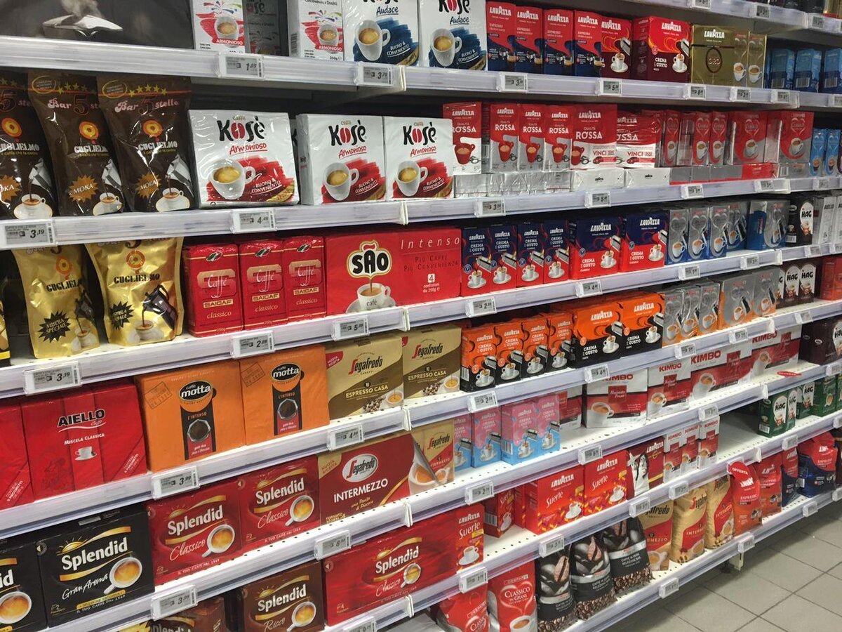 Витрина с кофе в итальянском супермаркете.