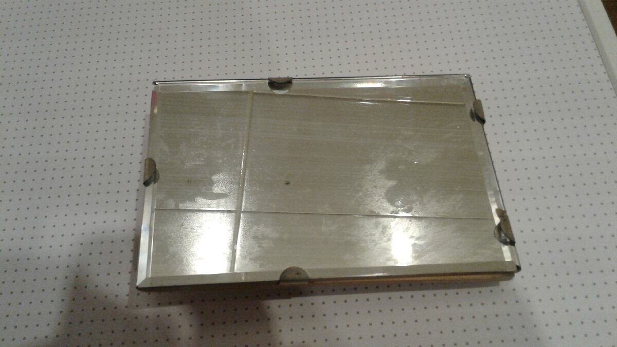 небольшое грязное зеркало