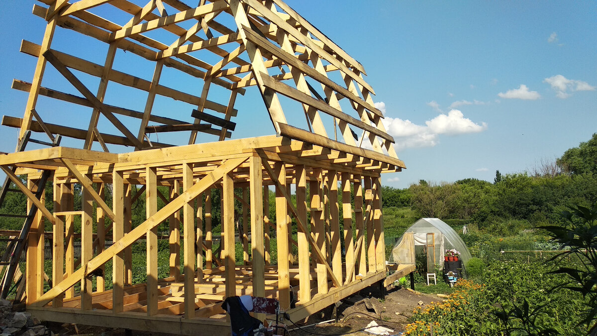 практически готовый каркас основного здания (на фото есть ошибка, о ней-в одной из следующих статей!)