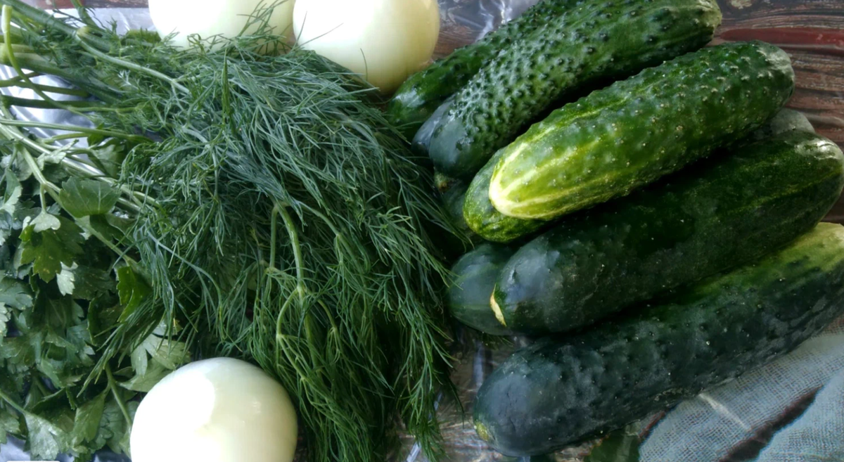 Огурцы, лук, зелень для приготовления салата. Фото можно листать.