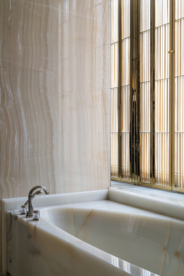 Проект дизайнеров Славы Валовня и Александра Гупалова. В отделке использовано два вида оникса.