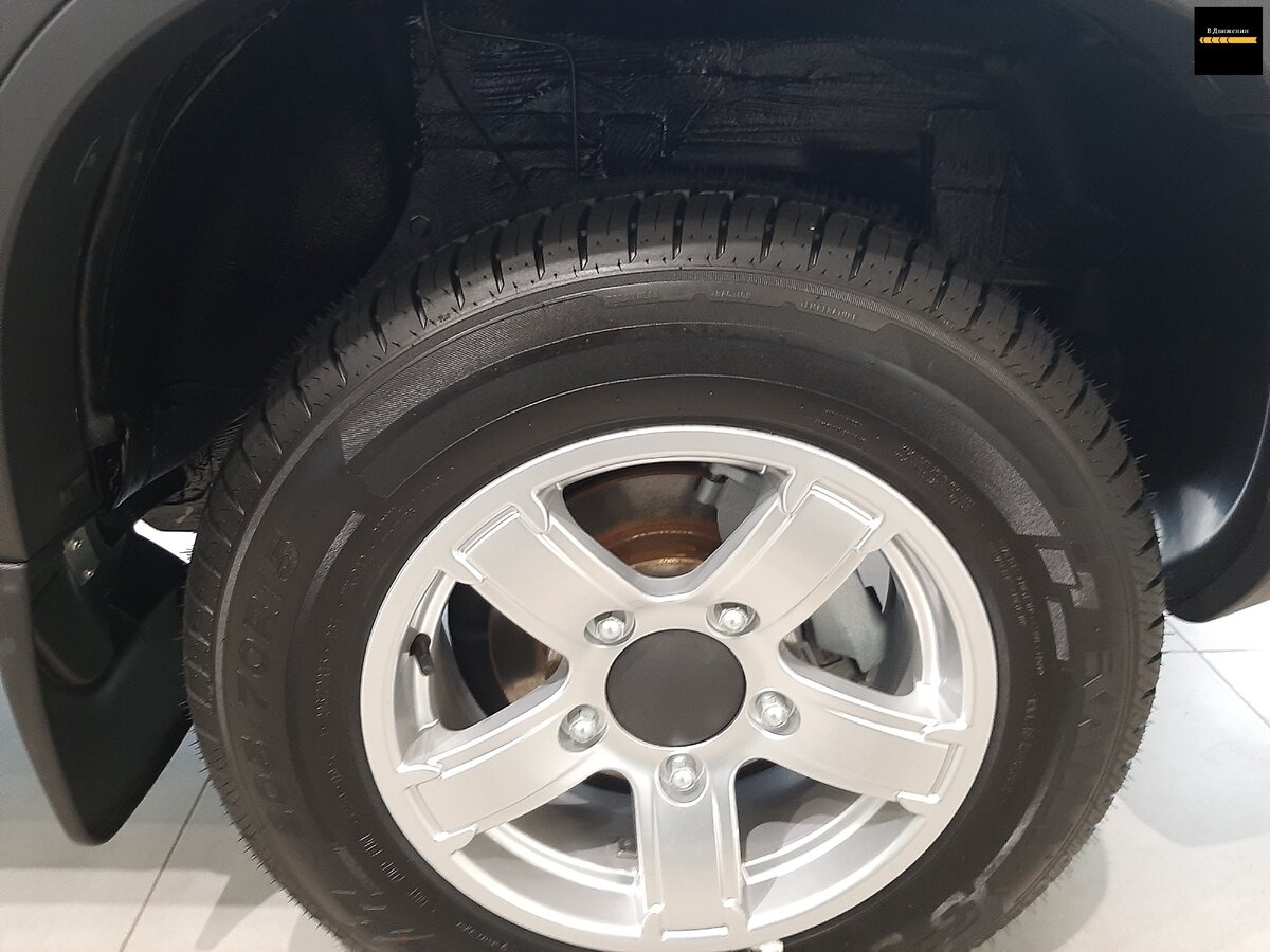 Лада Нива, колесо с диском на 16 дюймов. Фото автора