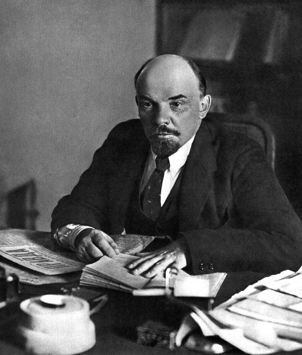 Владимир Ильич Ленин за рабочим столом (Источник фото: https://russlovo.today/)