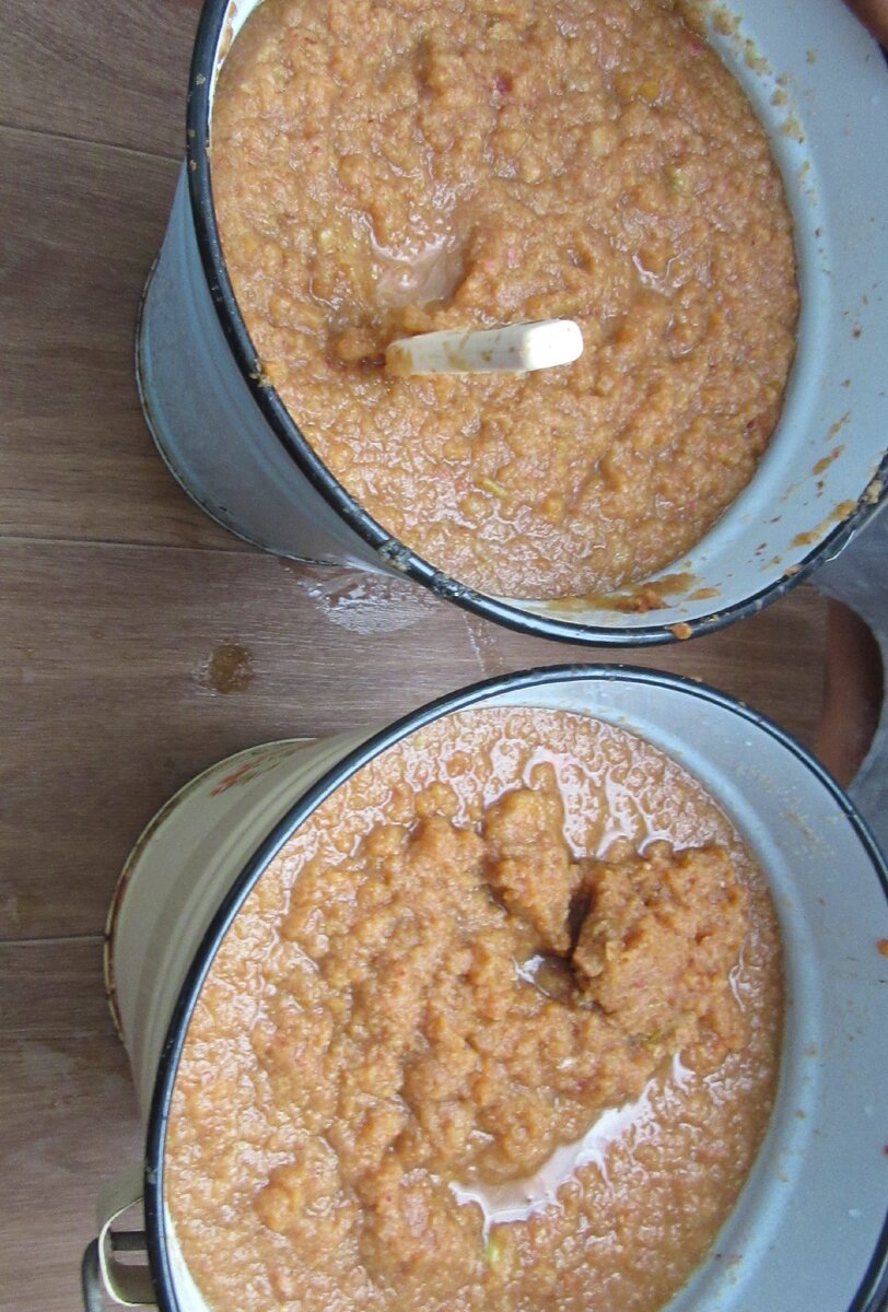 Яблочное пюре. Уже с сахаром и немного воды.