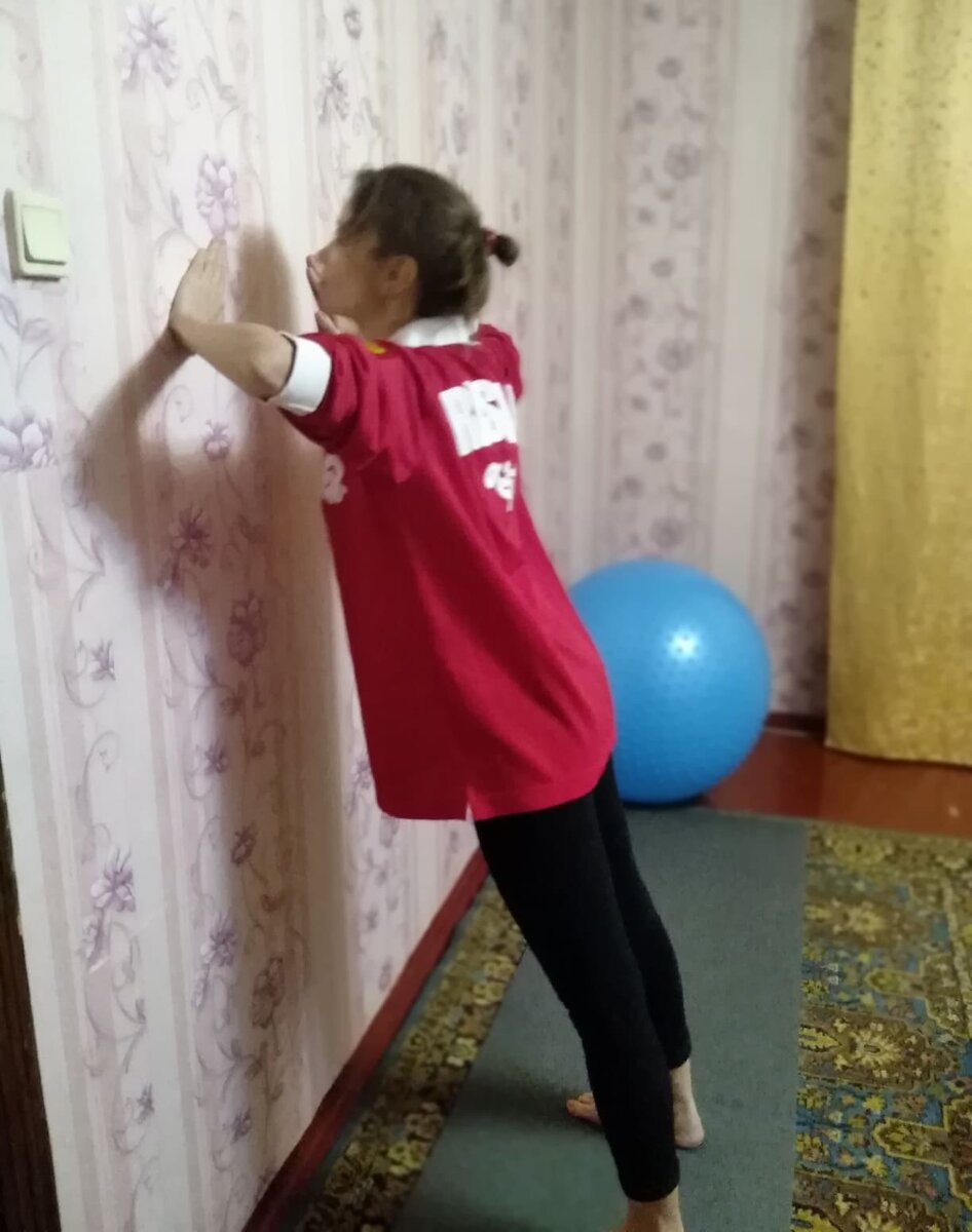Упор в стену, на шаг отступить, оупскать до касания грудью. 