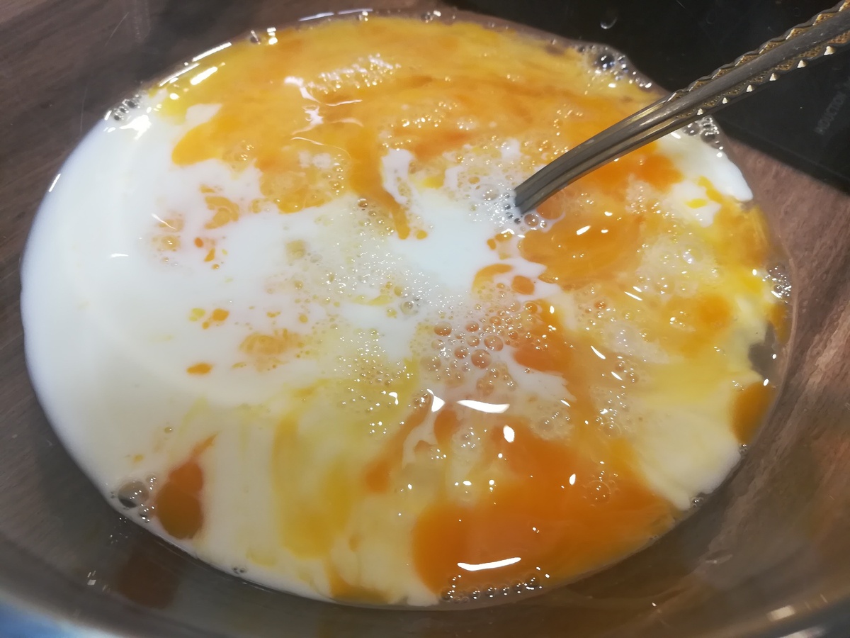 Молоко с яйцами перемешиваем