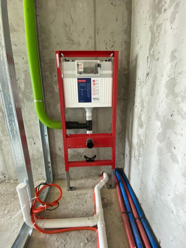 1 фото - инсталляция ТЕСЕ с подключенным воздуховодов 75/63 на объекте Альфахоум, Москва, 2-3 фото - выставочный зал компании Каскад-Юг, Краснодар