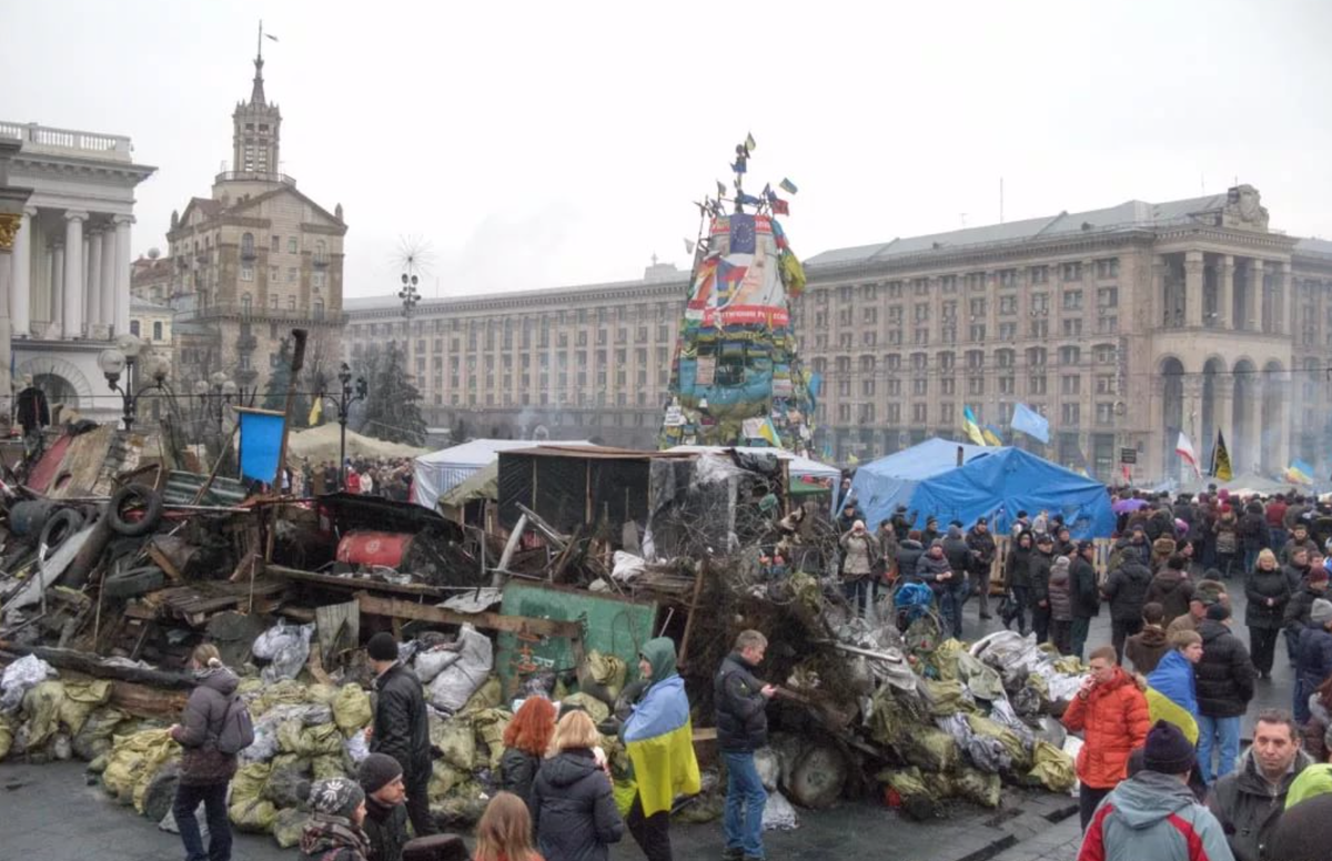 Майдан по первому. Майдан Незалежности Киев сейчас. Евромайдан 2014. Площадь в Киеве. Майдан Незалежности 2014. Площадь Майдана Незалежности в Киеве.