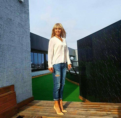 Судьба взглянула в мои глаза, Услышал голос я чудесный,
Появилась вдруг краса,
Увидел образ я прелестный.
Солнце осветило мою мечту,
Ангел встал рядом со мной,
Ценю всегда неземную красоту,
Очарован божественной тишиной.
Мимо меня красотка прошла,
Мне подмигнуть успела,
Освещают нашу встречу облака,
На меня краса посмотрела.
Звёзды светят нам в небесах,
Наши души страсти полны,
Вижу я любовь в глазах,
Миром нашим правят мечты.
Птички мне щебечут о любви,
Деревья машут ветками вслед,
Вижу я тебя вблизи,
Мои грёзы встречает рассвет.
Во Вселенной звучит мелодия любви,
Жизнь встречает мою мечту неземную,
Льются на землю небесные дожди,
От озарения я ликую.
Снова слышу зов небесный,
Иду влюблённый по земле,
Ждёт путь меня неизвестный,
Танцуем мы во сне.
На всё рукой махнули мы,
Свет вспыхнул неземной,
Весну увидели в конце зимы,
Увидел образ твой.

11.02.2017 год.