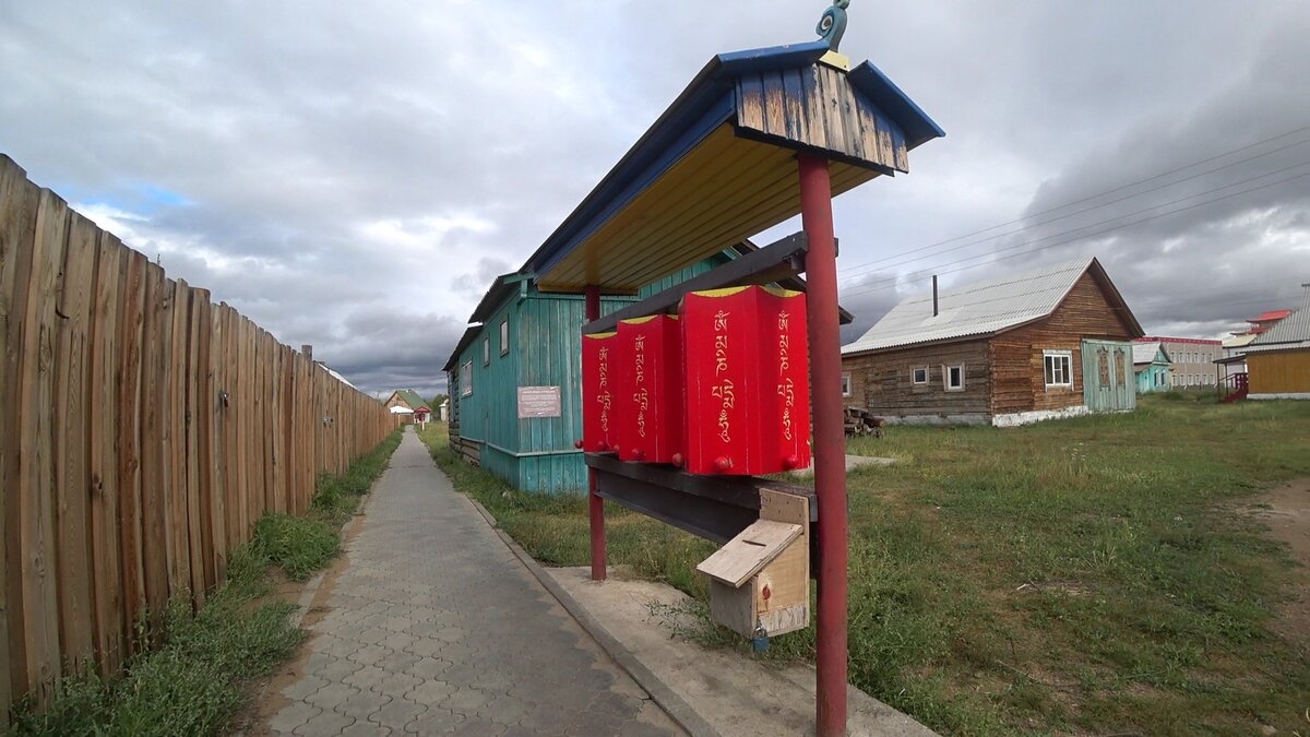 Молитвенные барабаны и дорожка для "гороо"