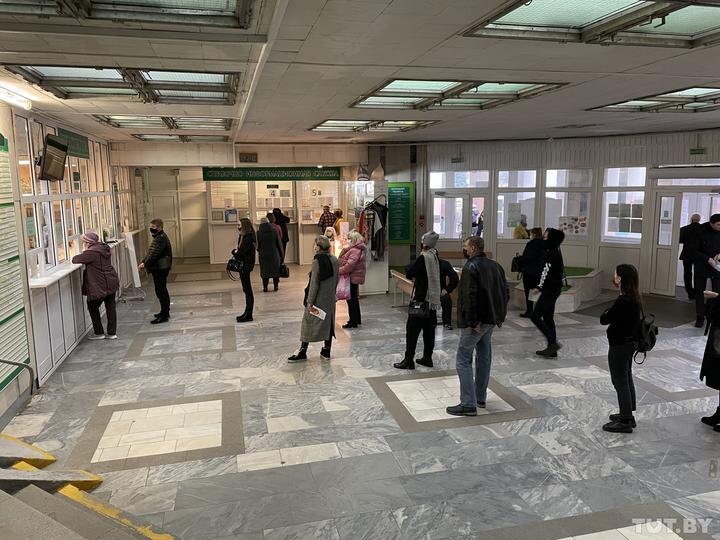 Читатели вторую неделю пишут о том, что в разных поликлиниках по всей Беларуси очереди, а чтобы попасть к терапевту — нужно отсидеть не меньше пары часов. HEALTH.TUT.BY посмотрел, как в Минске работает разделение очередей и сколько «температурящие» пациенты ждут приема. 

К терапевтам — по живой очереди С начала ноября во многих поликлиниках талоны к терапевтам и врачам общей практики выдавать перестали — прием только по живой очереди. Несмотря на то, что многие медучреждения работают в усиленном режиме и открывают сразу 3−4 кабинета, людей приходит много: как результат, очередей, в которых было бы меньше двадцати человек

Анастасия пришла на прием в 31-ю городскую поликлинику Минска из-за болей в животе. До последнего тянула, чтобы не сидеть в одной очереди с потенциально инфицированными людьми. 
