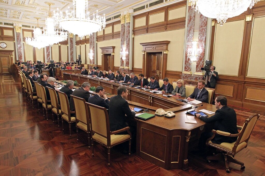 1 это Отсутствие обратной связи с руководством:
одна основополагающая составляющая любого здорового государства — это хорошо налаженная обратная связь с правительством. Любой чиновник, от мала до велика, должен слышать глас народа, понимать его настроения и отвечать на его запросы. Но  когда обратная связь отсутствует, как в современной России, в высших эшелонах власти возникает чувство вседозволенности и оторванности.
 Народ воспринимается как юниты в игре, которые существуют для единственной цели — выполнять приказы.
 
В любом из этих случаев правительство и остальные граждане приходят к консенсусу, который либо устраивает обе стороны, либо направлен на защиту интересов масс. В нашей же стране, ввиду отсутствия обратной связи, устоялся «однополярный мир», где есть только воля власти. А она почти всегда не совпадает с желаниями граждан. Отсюда разрушительные для широких слоёв населения законы вроде пенсионной реформы.