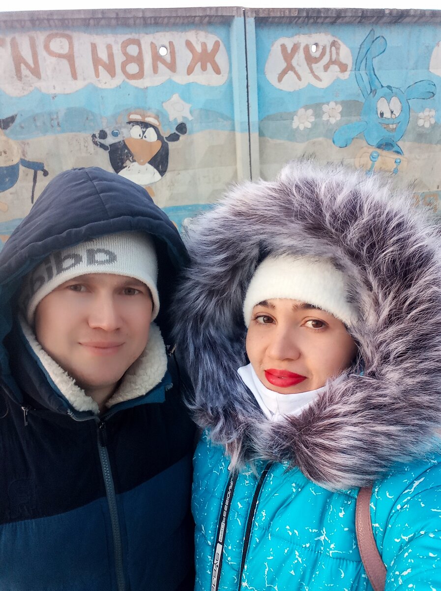 Сегодня с мужем во время похода за продуктами. Очень замёрзли!...