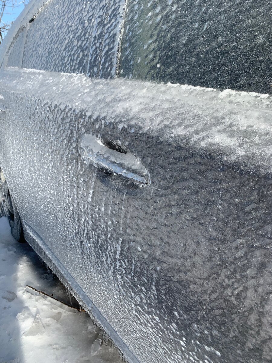 Вот так вот, люди лёд вместе с дверными ручками отламывают.