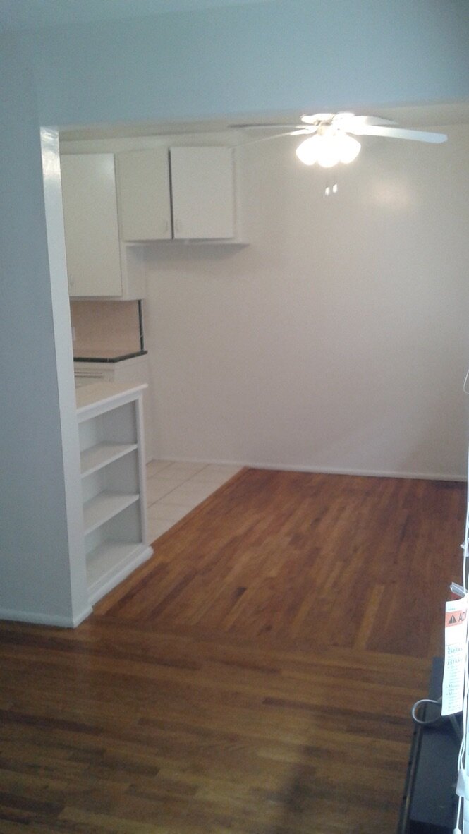  Внимание! Эта статья не является юридическим документом или инструкцией и носит лишь ознакомительный характер!   Аренда жилья в США - явление повсеместное и распространённое и потому достаточно простое. Однако не стоит полагать, что, подписав договор об аренде квартиры и получив ключи, человек становится на время её хозяином и может делать там всё, что ему заблагорассудиться. Существует ряд ограничений и несоблюдение подписанных обязательств грозит выселением. Эта процедура такая же простая и распространённая, как аренда и не стоит доводить ситуацию до суда. Многие блогеры, пишущие здесь на Дзене, ошибочно полагают, что они достаточно разбираются в вопросах аренды жилья в Америке и без зазрения совести дезинформируют своих читателей,  которые могут быть потенциальными квартиросъемщиками. Не слушайте советов  таких блогеров, а внимательно читайте договор об аренде! Это поможет избежать неприятностей и сэкономит деньги. В принципе, законы, регулирующие вопросы аренды, везде  в Америке одни и те же, но могут существовать нюансы, свойственные для каждого отдельного штата. Мои ответы касаются Калифорнии. 
  Одним из самых распространённых нарушений является подселение к себе в квартиру дополнительных жильцов. Количество и имена проживающих зафиксированы в договоре. 
  Временное проживание кого-либо, не указанного в  договоре, может считаться визитом гостя и оно ограничивается определённым сроком или общим количеством календарных дней в году. Если этот срок истекает, арендатор должен вносить дополнительную сумму, указанную в договоре об аренде.
  Нельзя заводить животных. птиц, рептилий без предварительного согласования с менеджментом и подписания соответствующих документов.
  Запрещается менять замки на входных дверях, ограничивая тем самым свободный доступ в квартиру в случае экстренных ситуаций.
  Нельзя устанавливать собственную стиральную машину, как портативную, так и стандартную. Эти приспособления - объекты дополнительного расхода воды, которую оплачивает владелец жилья и они же дополнительный источник потенциальной протечки воды в случае неисправности. 
  Нельзя без согласования окрашивать жильё в цвет, не совпадающий с первоначальным. Арендатор ответственен оставить квартиру в том же состоянии, в каком он(она) в неё заселились.
   Нельзя использовать прилегающую к квартире территорию ( коридор, лестничную площадку и т.п.) в личных целях, например для хранения велосипеда или для уличной обуви…
  Пожалуй, это основные ограничения, которые чаще всего нарушаются нашими соотечественниками.. Что же касается шумных застолий и прочего принятого на Родине времяпрепровождения, то это всё четко прописано в отдельном документе, на котором потребуется подпись.
  Добро пожаловать в Калифорнию!

  P.S. Буду рад ответить на вопросы и по возможности проконсультировать.