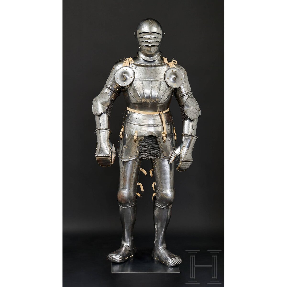 Полный латный доспех. На вид тяжелый и малоподвижный, но это далеко не так