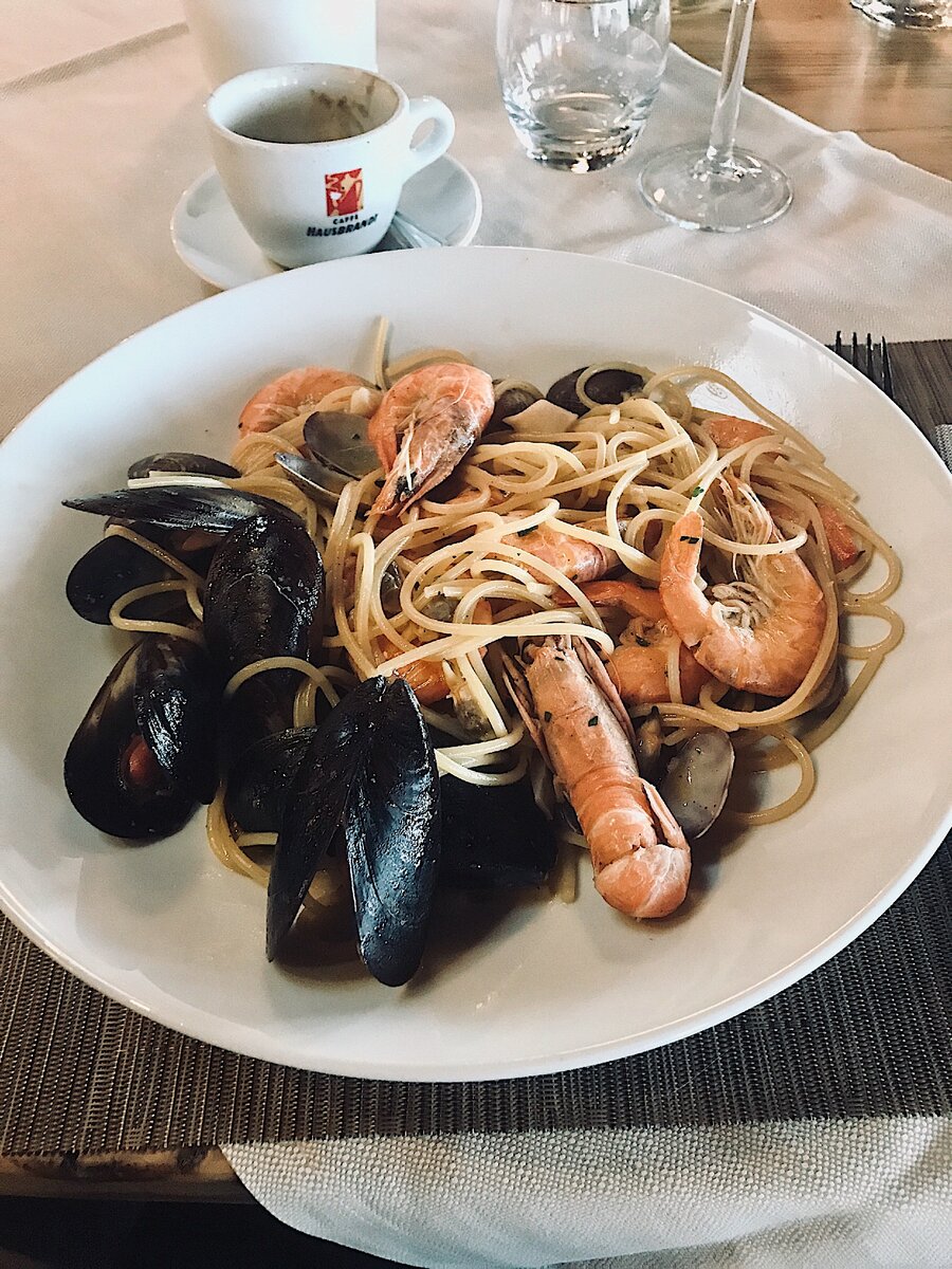 Так выглядела паста. Огромная тарелка со спагетти, много разных морепродуктов. В России не разу таких порций и подачи не встречала.