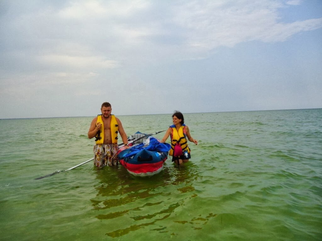 Пожалуй, ни одна стихия не привлекала столько искателей приключений, как море. Его непредсказуемость и гордое величие звали отважных романтиков на покорение водных простор. Однажды и мне с приятелями взбрело дерзнуть выйти в море, причем отнюдь не на самых надежных судах… Автор: В. Щербак. Фото: https://free-journey.net