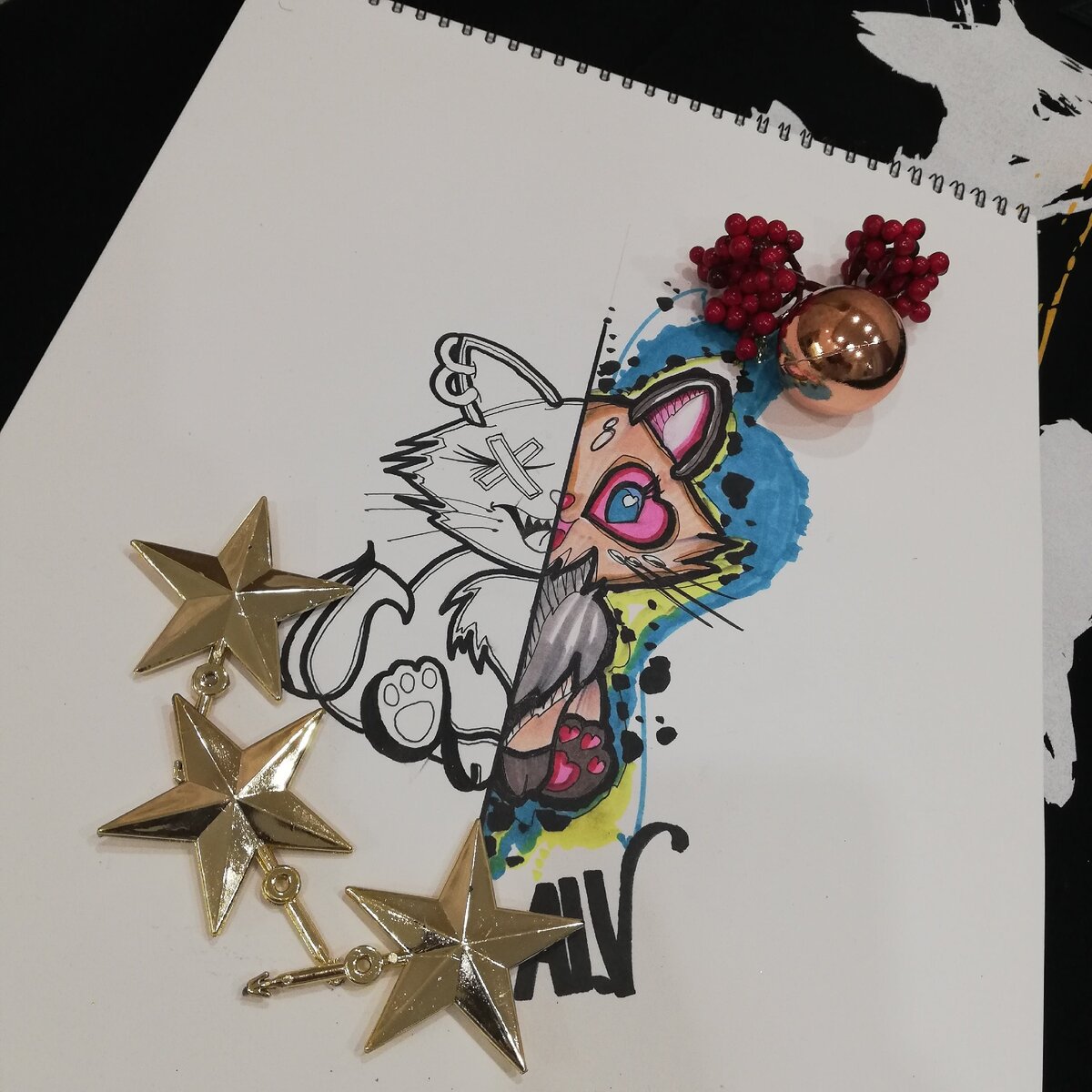 Она пахнет мужским Кензо и адреналином,  научилась в жизни взвешивать каждый грамм. 
У нее ботфорты – 3 пары – ходить по спинам 
и одни кроссовки – бегать в них по утрам. 
Она чья-то находка, тайна и мама, 
она может – коньяк, бездорожье, шипы и грязь. 
Но когда она в воскресенье подходит к храму, 
с колокольни ей голубь машет крылом, смеясь. 
Она знает так мало, но знает довольно точно, 
 и стихи не расскажут главный ее секрет… 
Между прочим, привычка ложиться в 12 ночи 
 это просто побочный, вынужденный, эффект. 
Вы ей пишете в личку – а как, мол, и что имели, 
препарируя тексты, копаясь в ее душе. 
У нее камасутра вышита на постели 
и Харлей непременно пропишется в гараже. 
Она помнит и вальс во дворце с золотыми люстрами, 
и как выла от боли, случаем спасена… 
Эта девочка слишком 
слишком 
умеет чувствовать… 
И что платит за это – знает она одна. 

