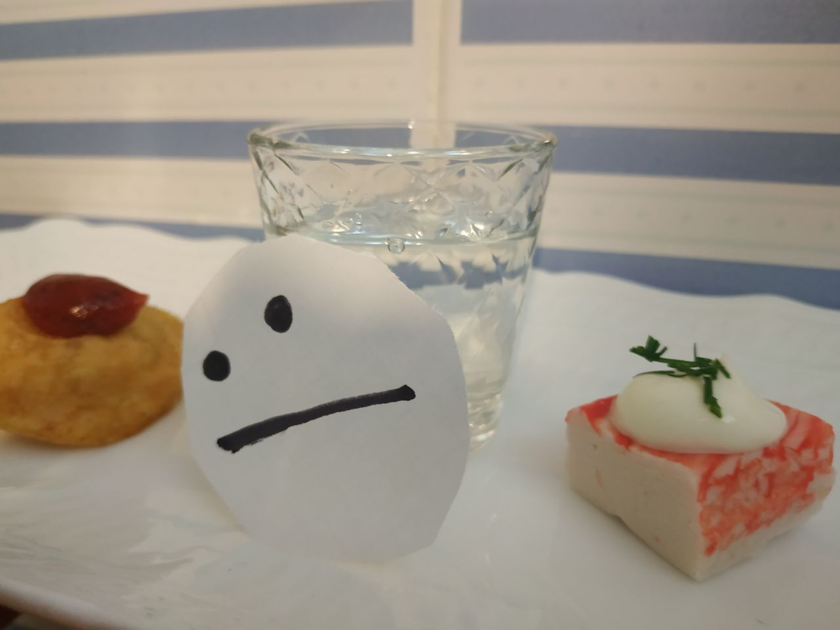 Ну не радует больше эта водка. Даже под такую роскошную (ха-ха-ха) закуску! Не радует — и всё тут! 