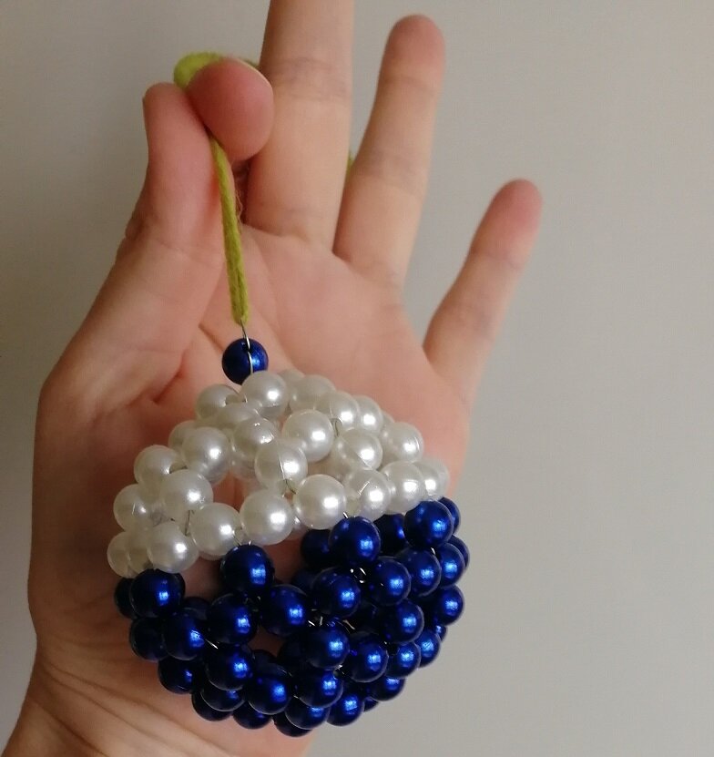 Игрушка из перламутровых бусин (нитка в конечном изделии была другая)