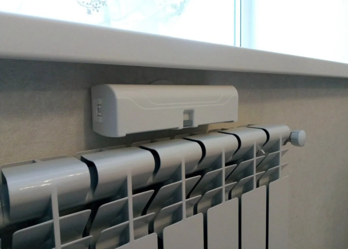 Приточный клапан устанавливается над батареей и подает воздух круглосуточно. Воздух выходя из клапана сразу попадает в теплый поток от батареи и сквозняков не возникает.