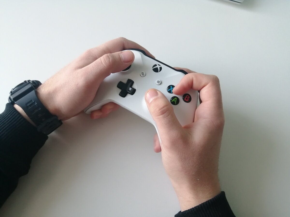 На данной фотографии, я держу геймпад методом "Клоу". Как не сложно заметить, данный хват нельзя назвать естественным.