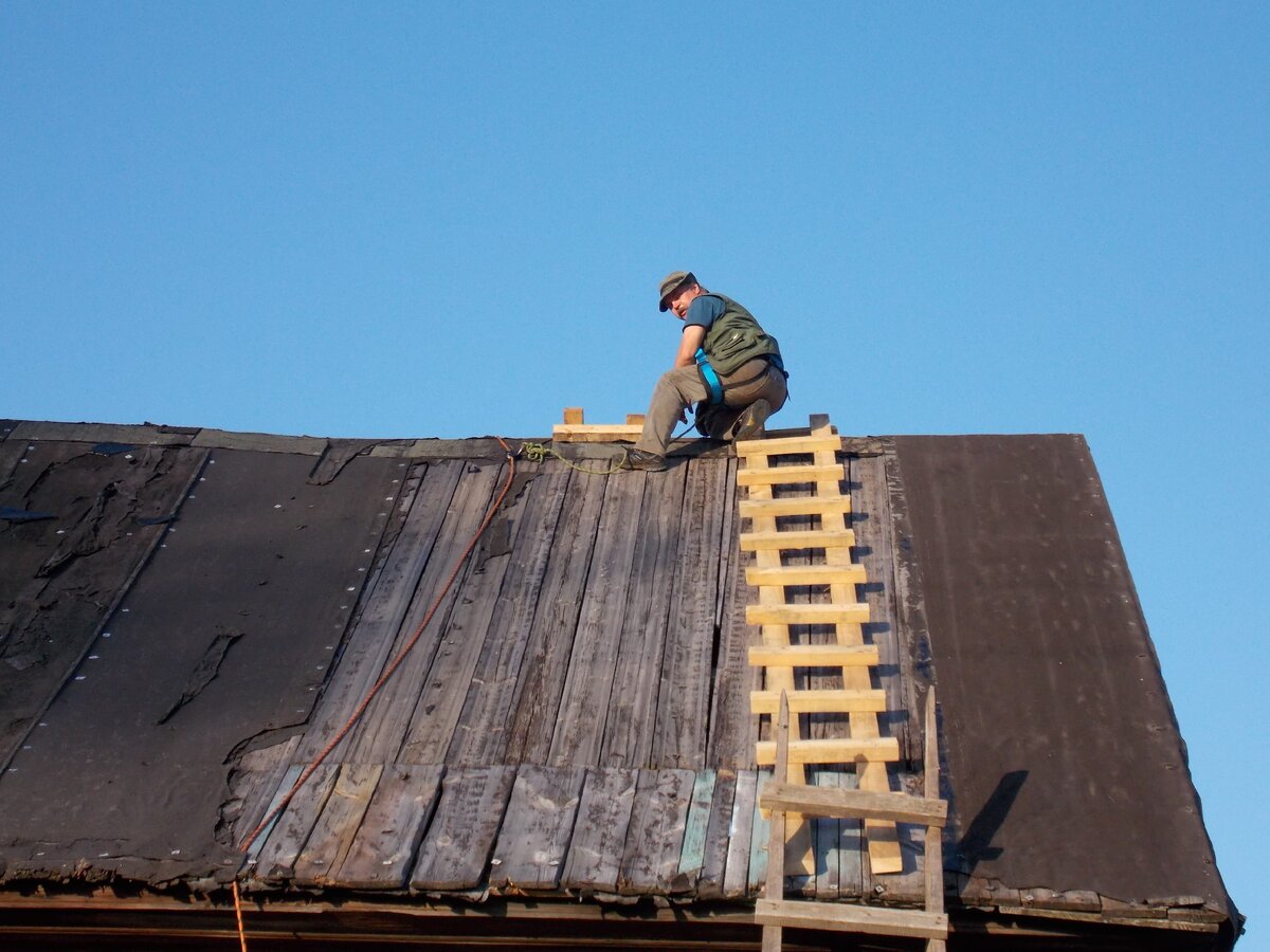 Страховку хорошо видно. Если бы я даже и сорвался, то недолго бы летел :) А когда спускался пониже, то старался больше внатяг держать.