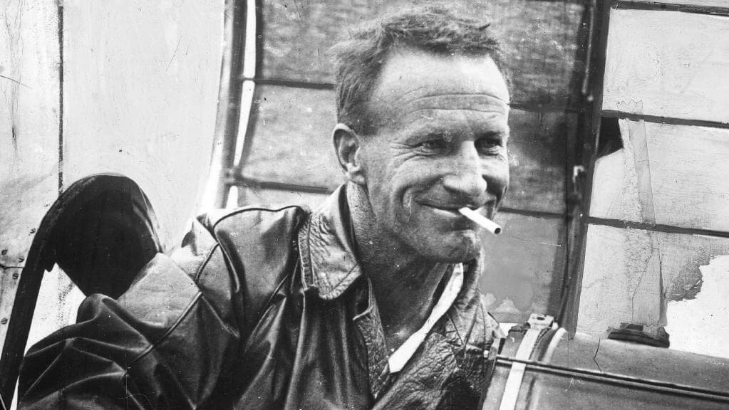 Чарльз Кингсфорд Смит выходит из кабины