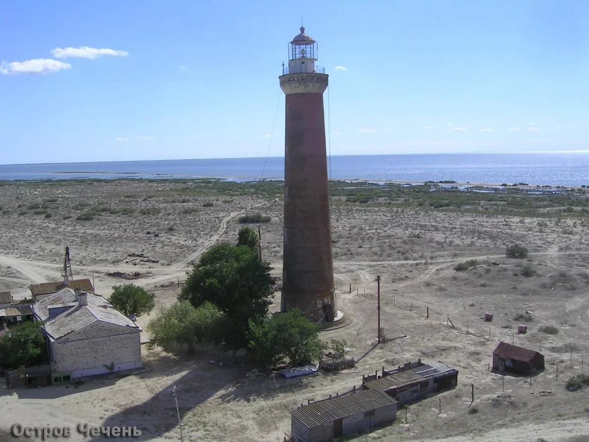 Остров Чечень в Дагестане. Каспийское море остров Чечень. Маяк на острове Чечень. Остров Чечень в Каспийском.