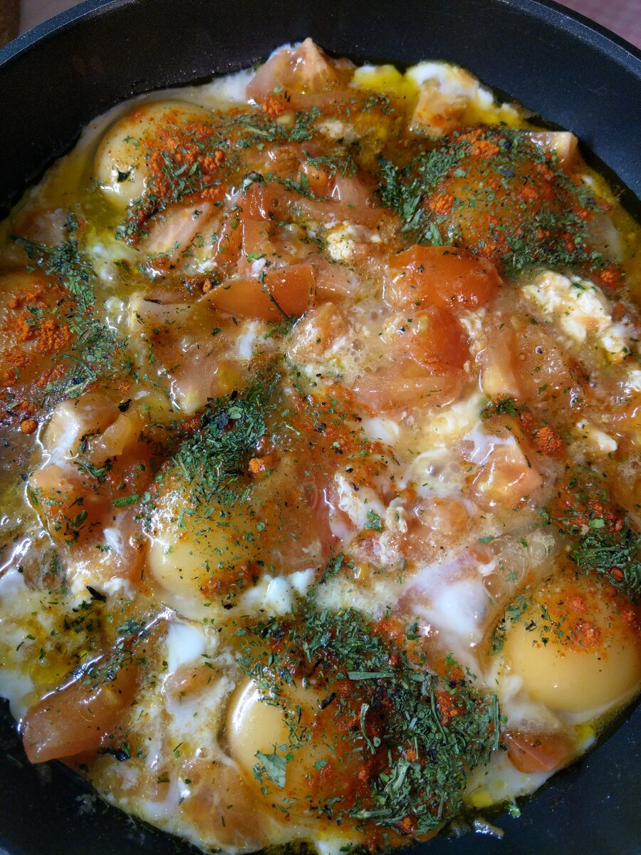 Яичница с помидорами готова!