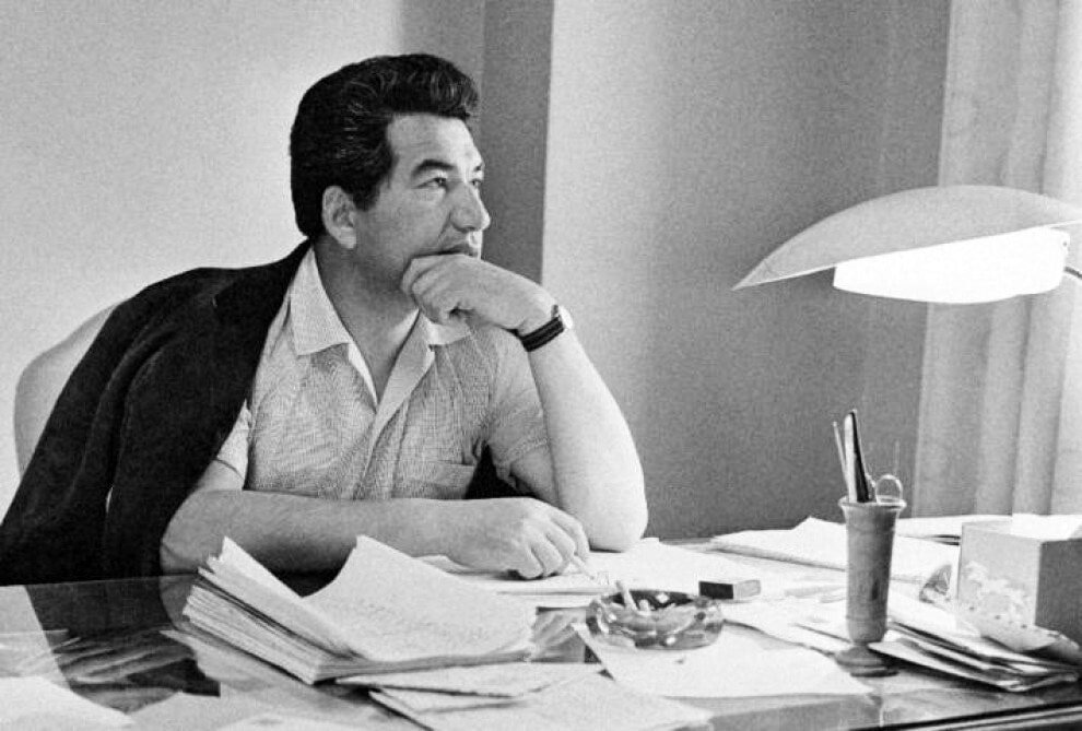 Чингиз за работой. Фото из открытых источников