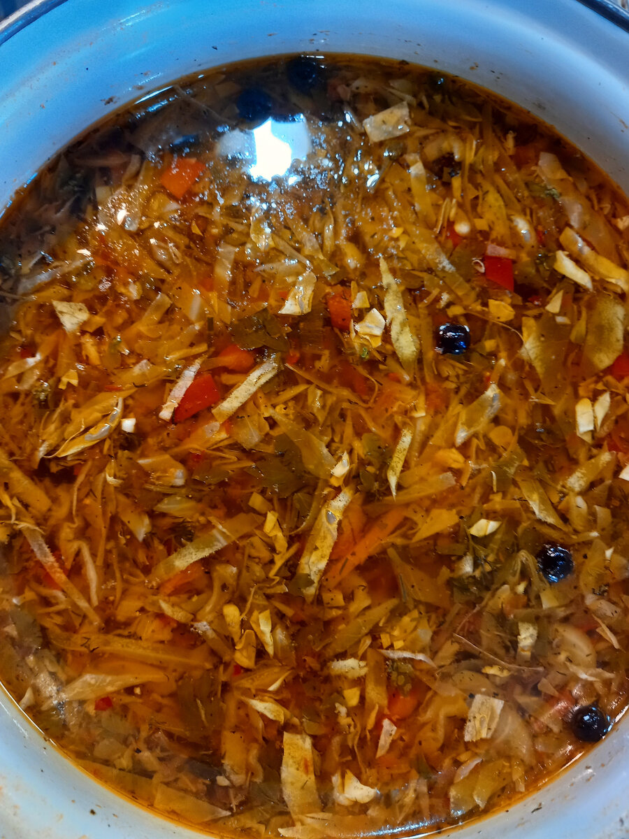       Дорогие хозяюшки,  некоторым кажется, что приготовить борщ, это очень сложно. Конечно, это не  то, что приготовить суп. Но, я   подскажу Вам несколько секретов, которые помогут Вам  без особых проблем готовить вкусный и ароматный борщ для всей семьи.