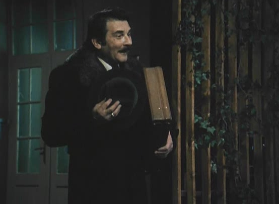 Вот этот брюнет