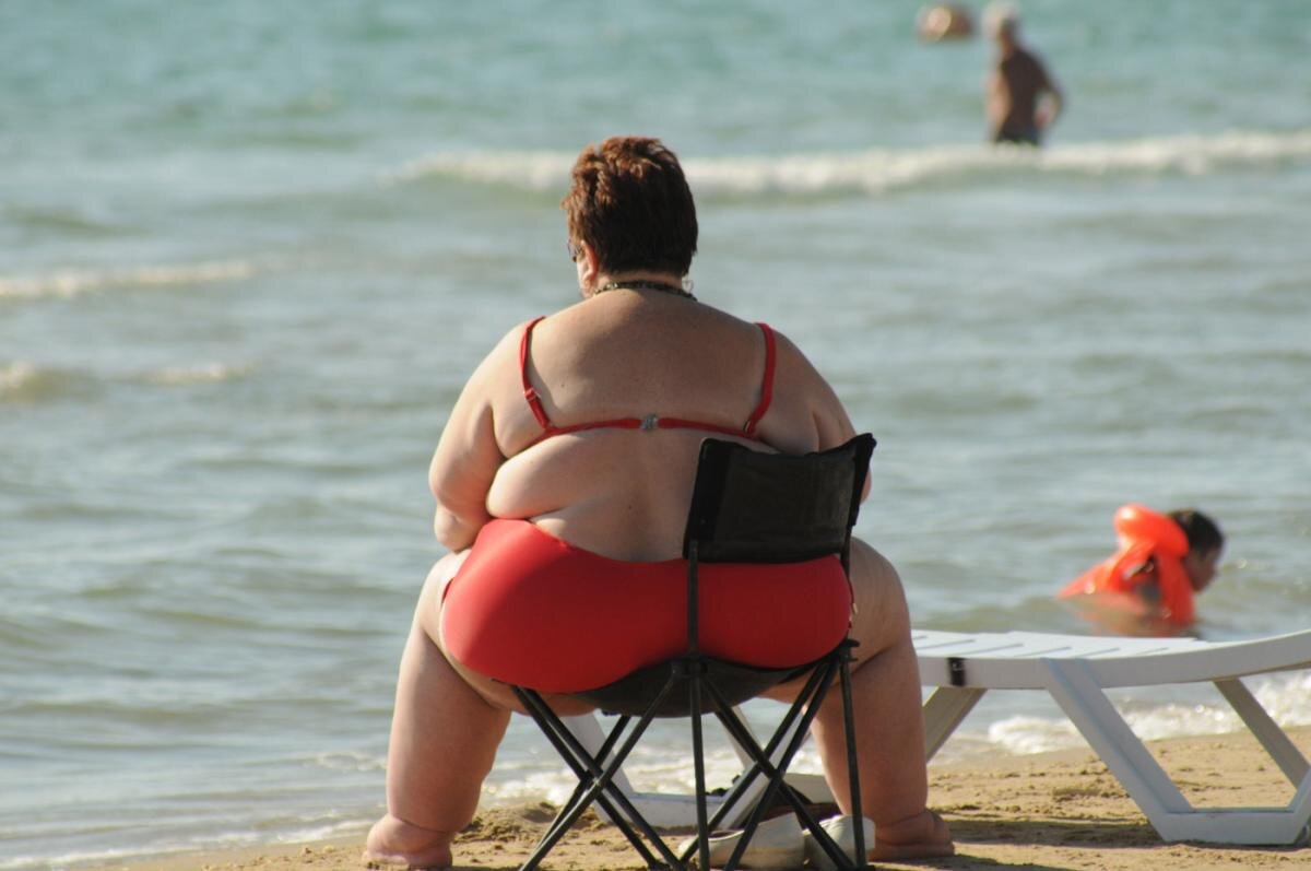 Жирные люди на пляже