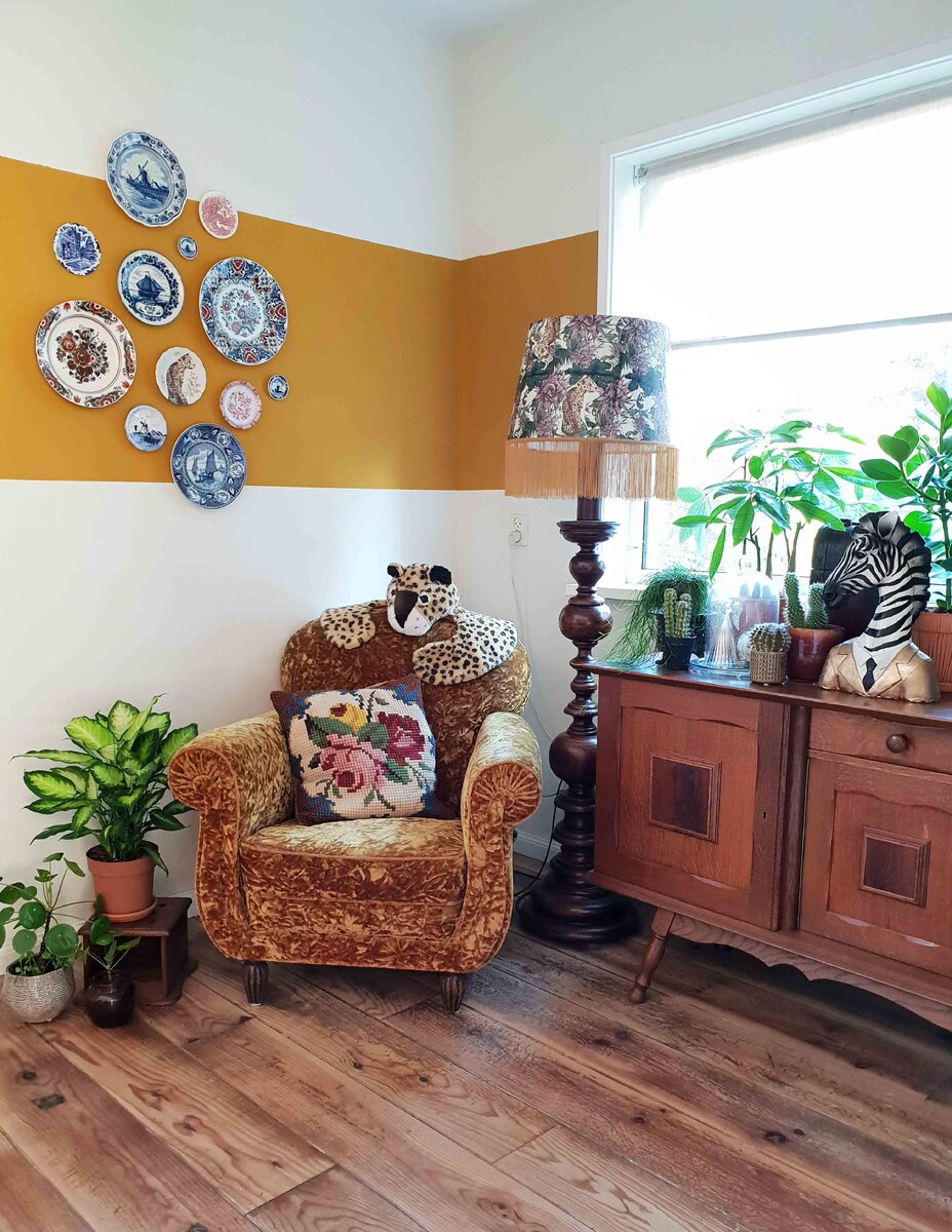 Минди потребовалось довольно много времени, чтобы собрать коллекцию тарелок.
